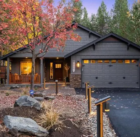 River Meadows Pool Hot Tub - Deschutes Riverhaus